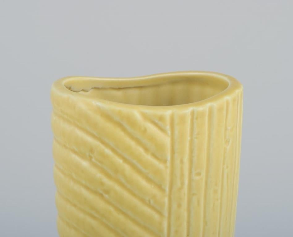 Svedese Gunnar Nylund per Rörstrand. Vaso di ceramica in argilla chamotte. Smalto giallo in vendita