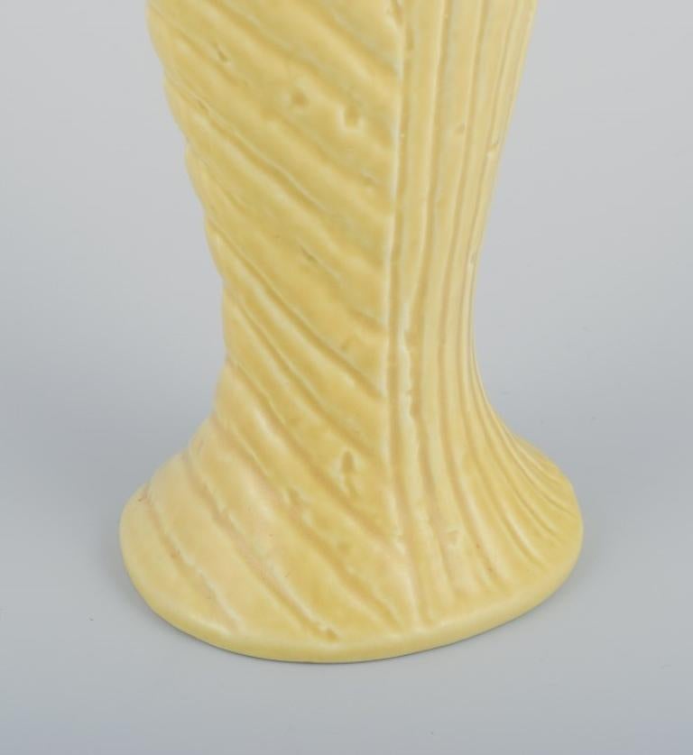 Smaltato Gunnar Nylund per Rörstrand. Vaso di ceramica in argilla chamotte. Smalto giallo in vendita