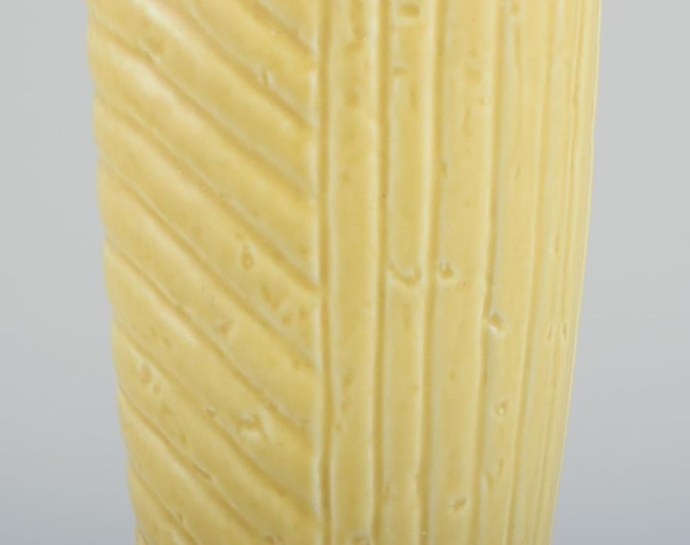 Gunnar Nylund per Rörstrand. Vaso di ceramica in argilla chamotte. Smalto giallo In condizioni ottime in vendita a Copenhagen, DK