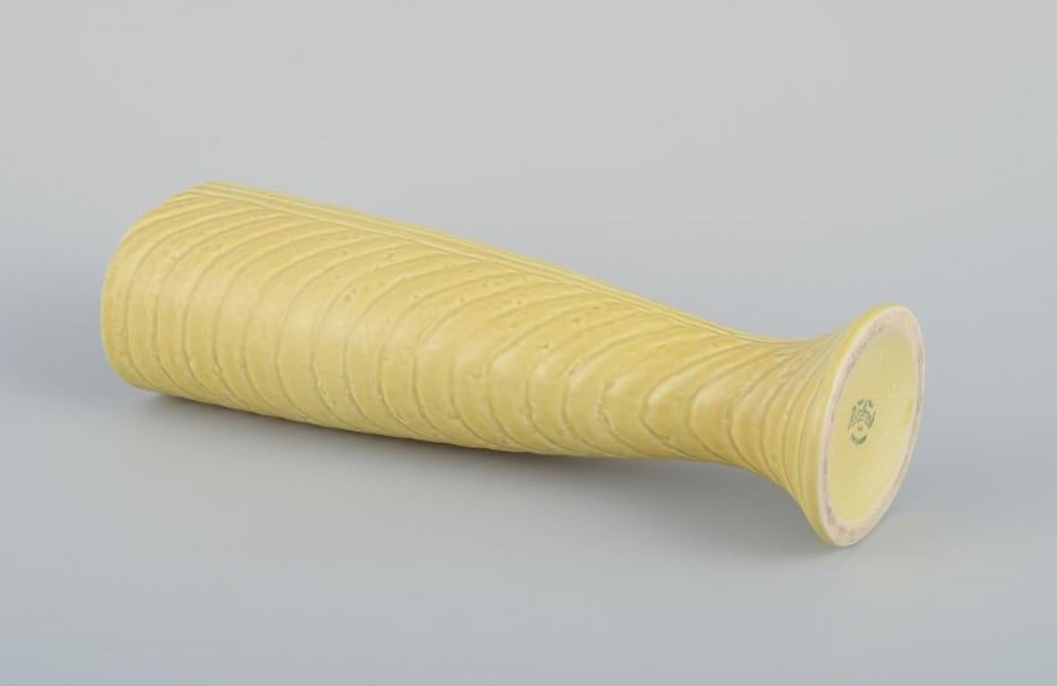 XX secolo Gunnar Nylund per Rörstrand. Vaso di ceramica in argilla chamotte. Smalto giallo in vendita