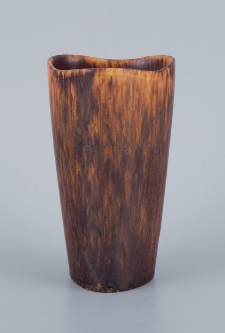Gunnar Nylund for Rörstrand.
Ceramic vase in mottled brown glaze.
Approx. 1960s/70s.
Marked.
First factory quality
In perfect condition.
Dimensions: H 15.0 x D 8.0 cm.