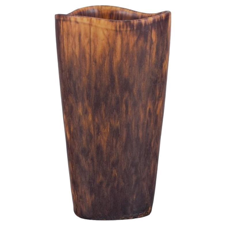 Gunnar Nylund pour Rörstrand. Vase en céramique à glaçure brune tachetée.