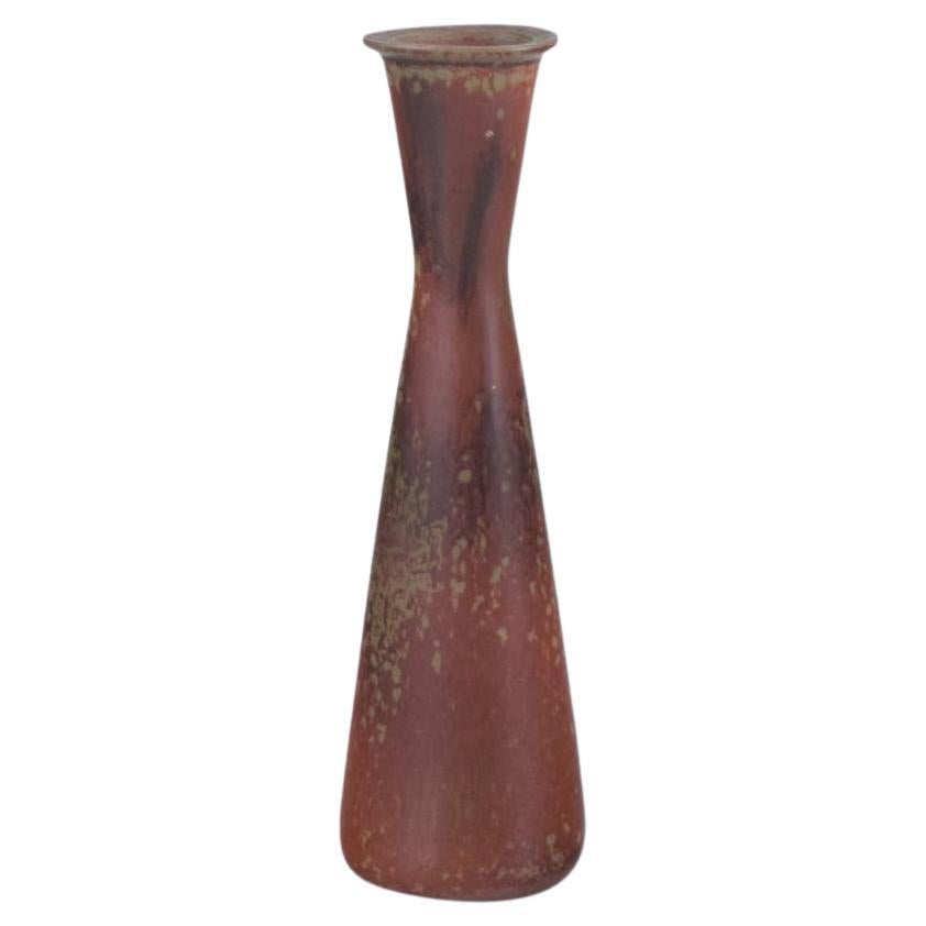 Gunnar Nylund pour Rörstrand. Vase en céramique à glaçure dans les tons brunâtre. 