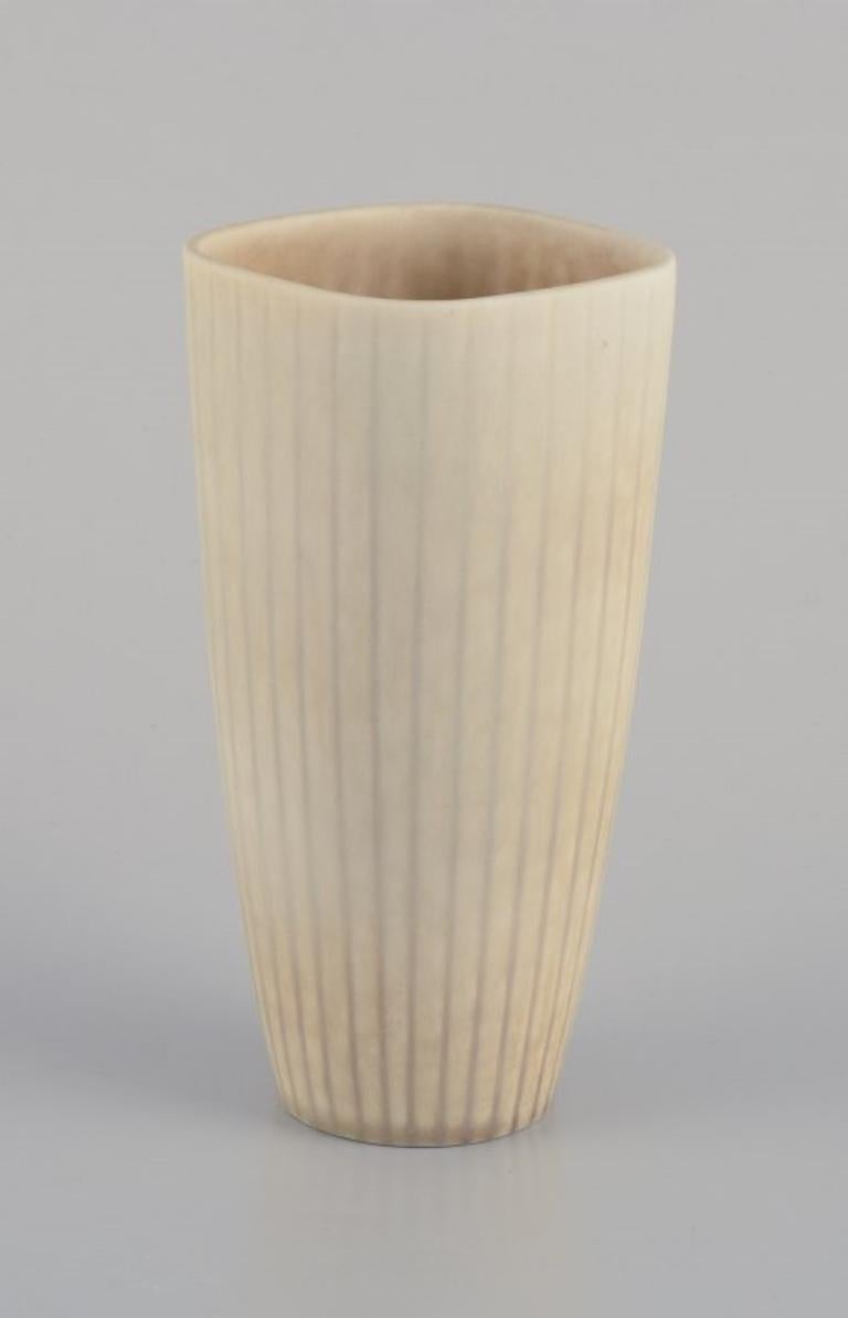 Scandinavo moderno Gunnar Nylund per Rörstrand. Vaso in ceramica con smalto dai toni chiari. in vendita