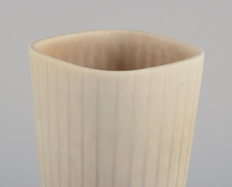 Svedese Gunnar Nylund per Rörstrand. Vaso in ceramica con smalto dai toni chiari. in vendita