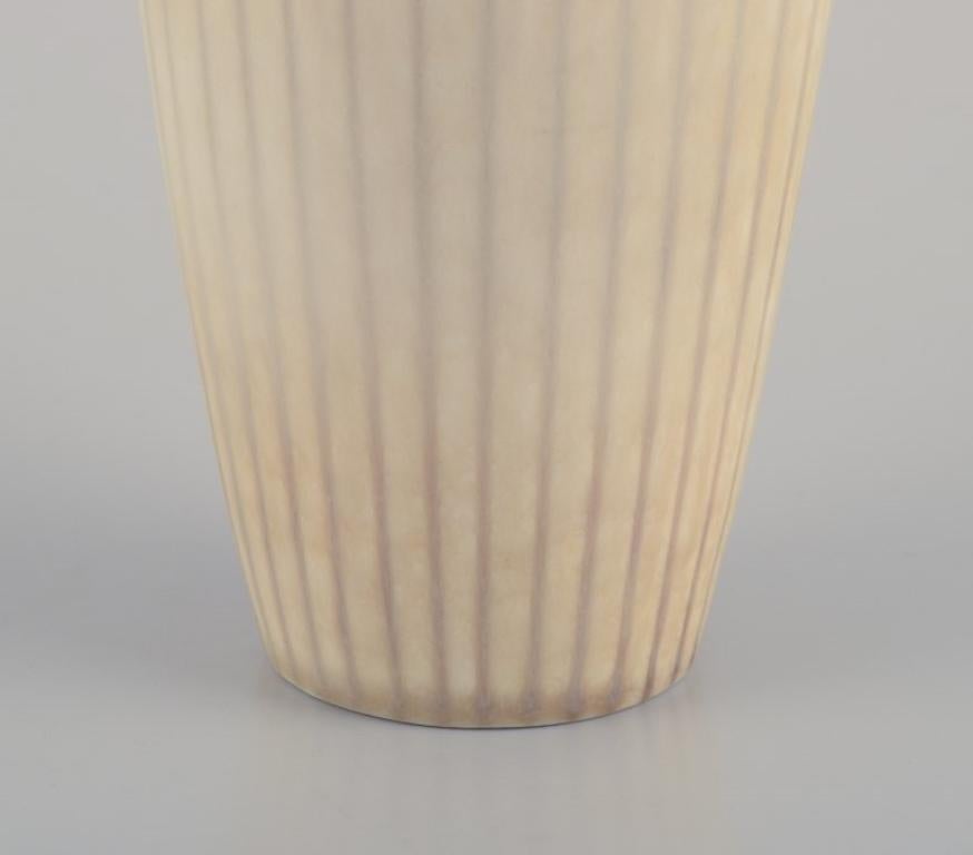 Smaltato Gunnar Nylund per Rörstrand. Vaso in ceramica con smalto dai toni chiari. in vendita