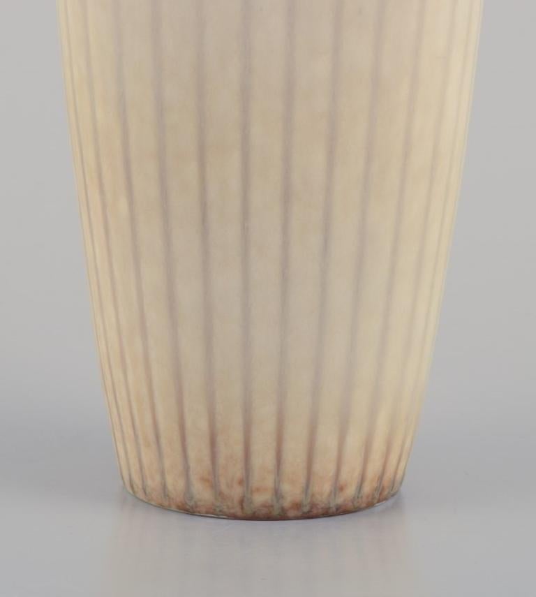 Gunnar Nylund per Rörstrand. Vaso in ceramica con smalto dai toni chiari. In condizioni ottime in vendita a Copenhagen, DK