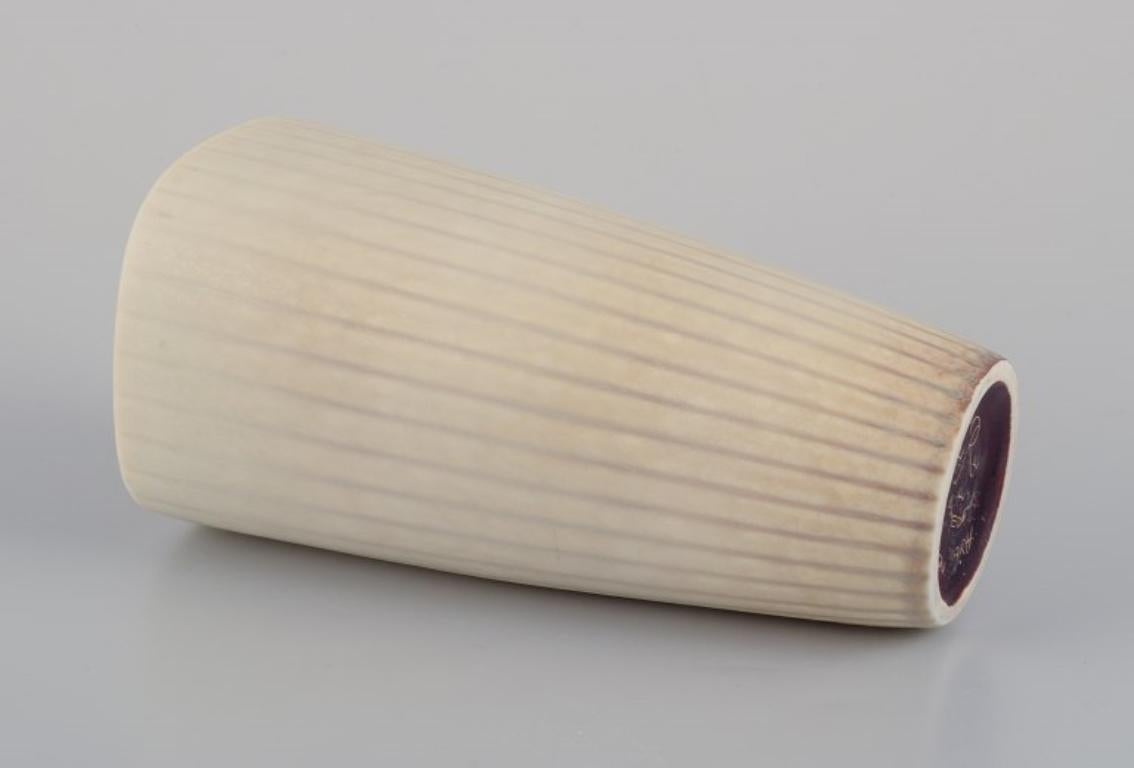 XX secolo Gunnar Nylund per Rörstrand. Vaso in ceramica con smalto dai toni chiari. in vendita