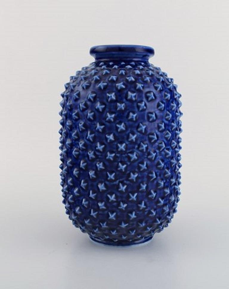 Gunnar Nylund for Rörstrand. Chamotte vase in glazed ceramics with a spiky surface.
Beautiful glaze in shades of blue,
1950s.
Measures: 22 x 14 cm.
Stamped.
In excellent condition.