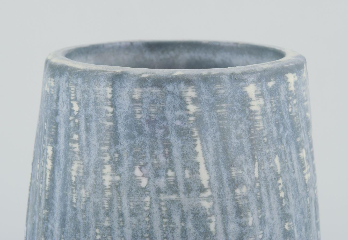 Scandinave moderne Gunnar Nylund pour Rörstrand. Grand vase en céramique. Émaillée dans les tons bleus et gris en vente
