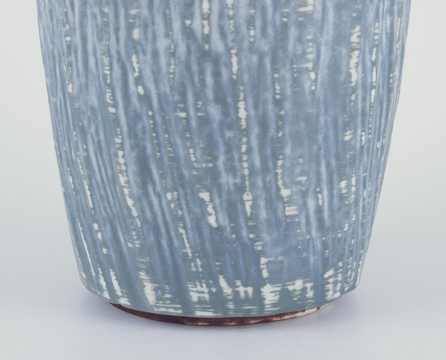 Suédois Gunnar Nylund pour Rörstrand. Grand vase en c�éramique. Émaillée dans les tons bleus et gris en vente
