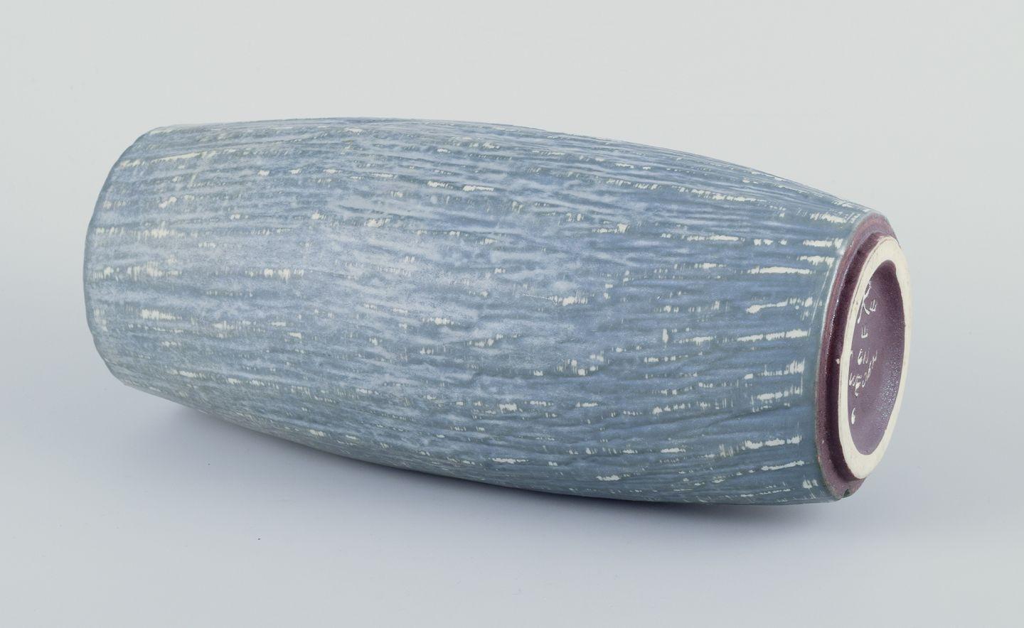 Gunnar Nylund pour Rörstrand. Grand vase en céramique. Émaillée dans les tons bleus et gris Excellent état - En vente à København, Copenhagen