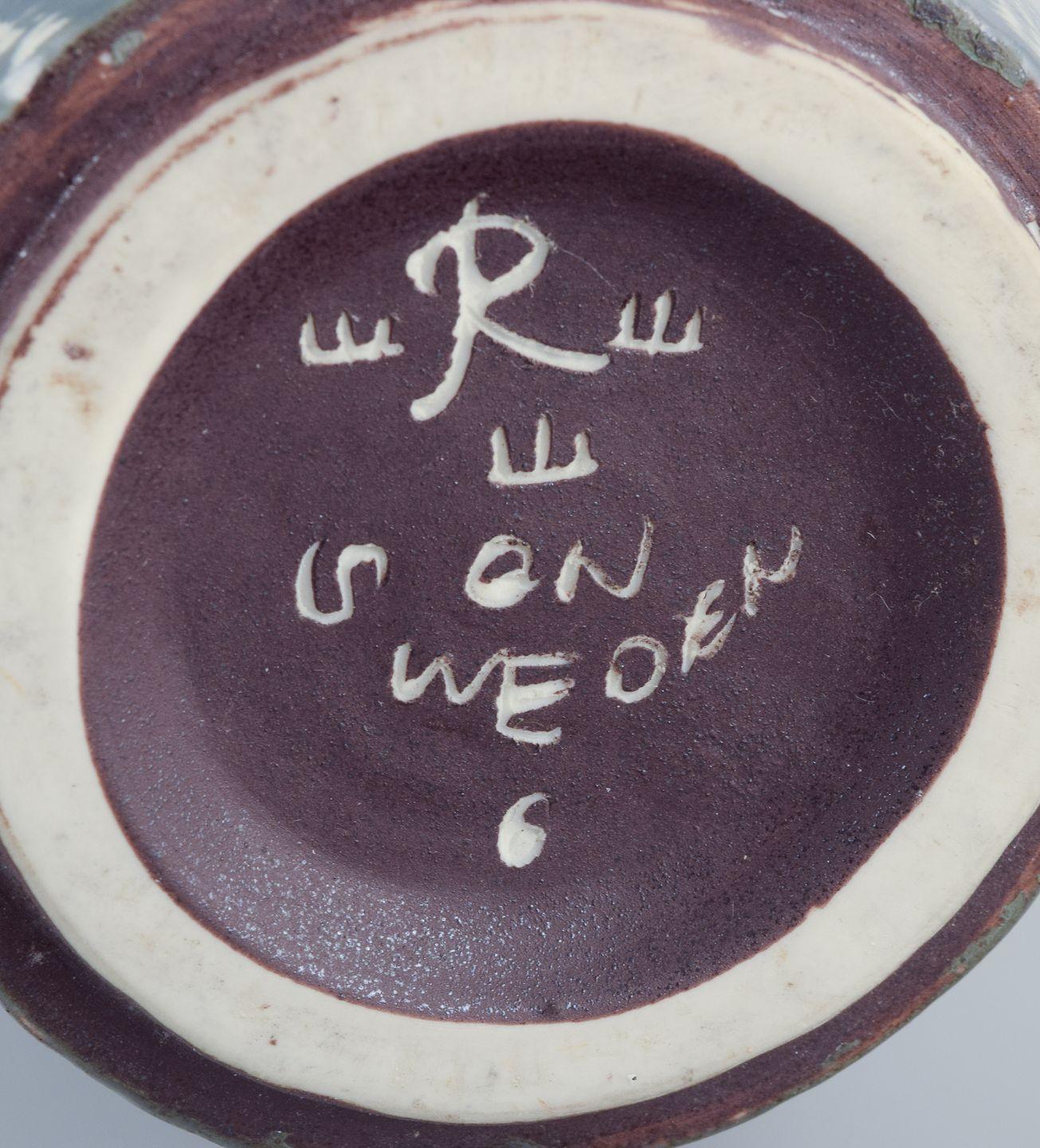 20ième siècle Gunnar Nylund pour Rörstrand. Grand vase en céramique. Émaillée dans les tons bleus et gris en vente