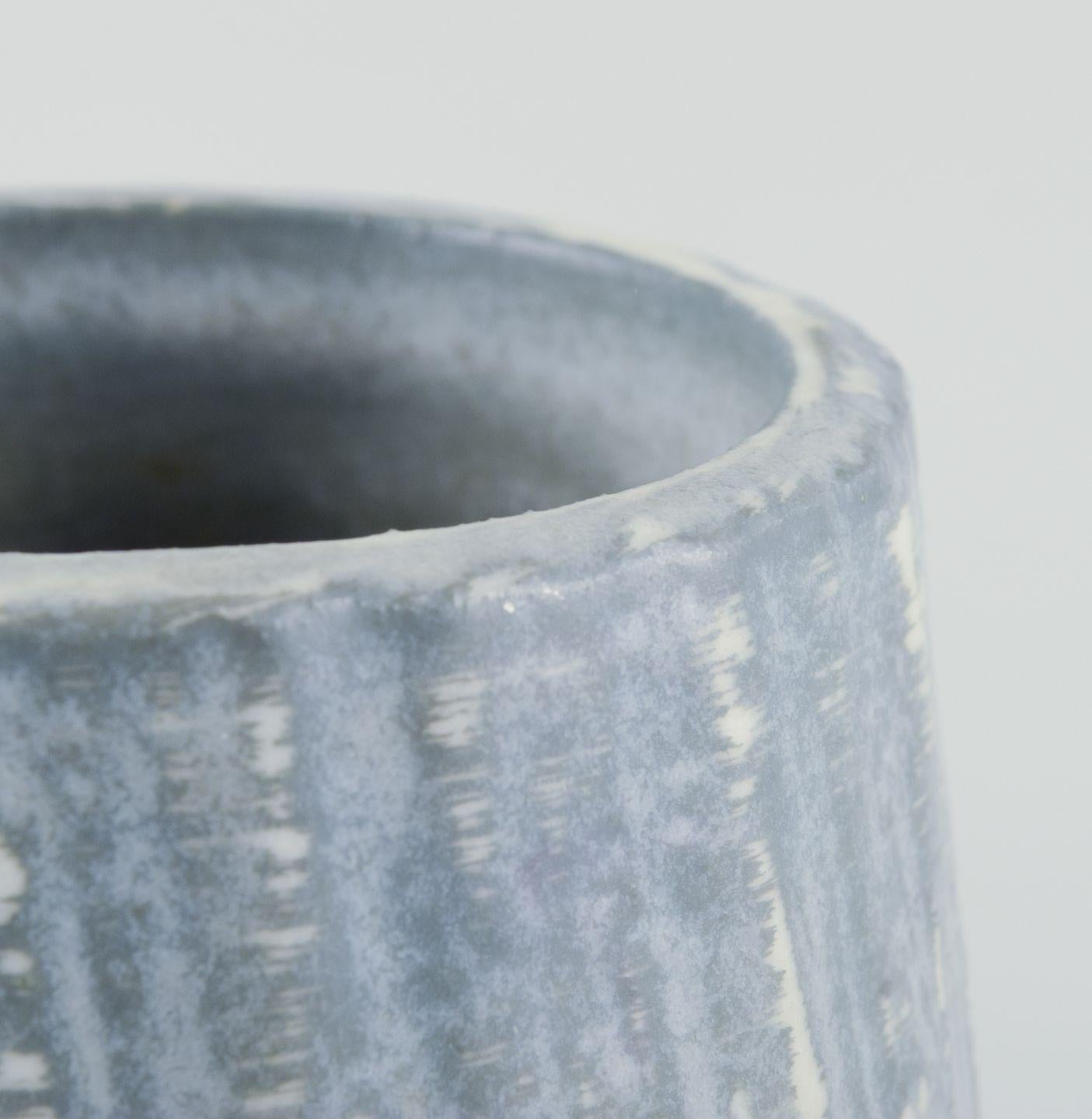 Céramique Gunnar Nylund pour Rörstrand. Grand vase en céramique. Émaillée dans les tons bleus et gris en vente