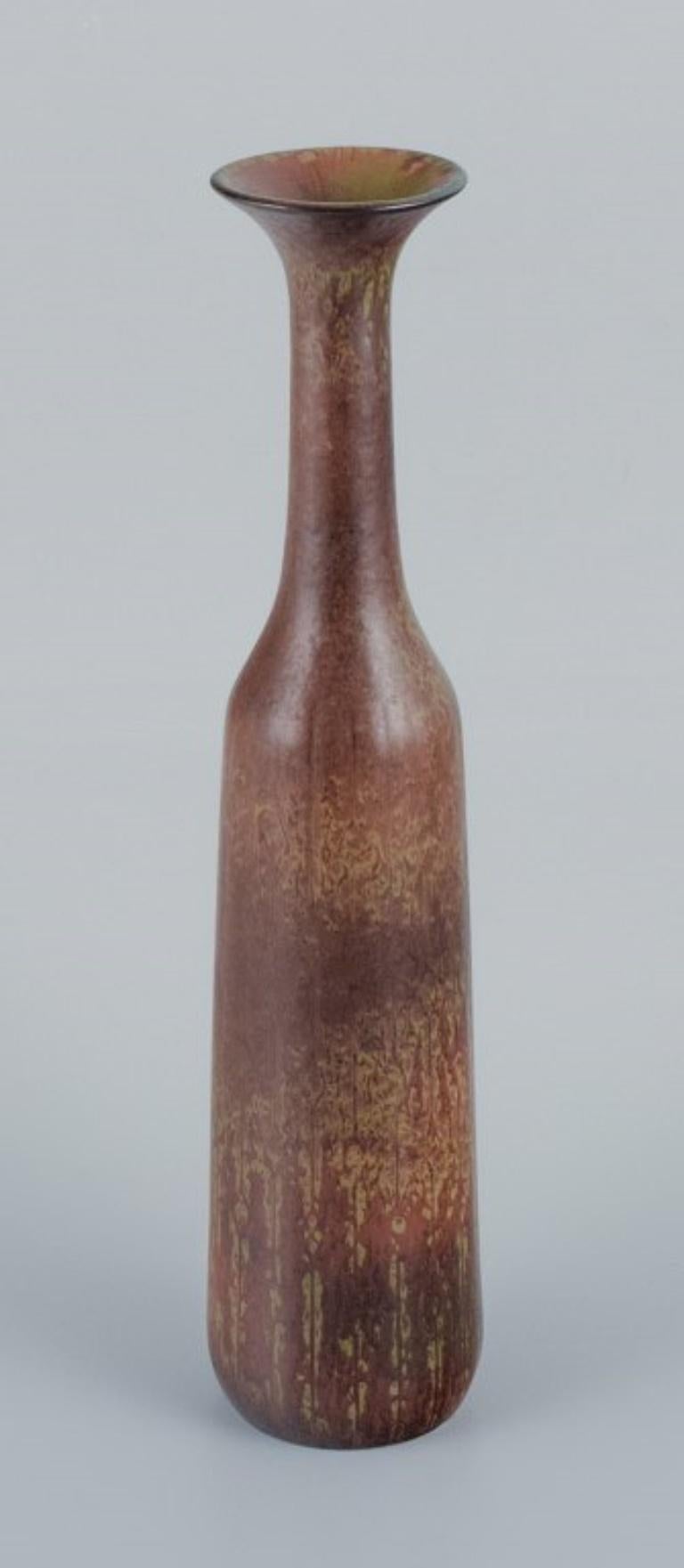 Gunnar Nylund for Rörstrand, large ceramic vase with mottled glaze in brown tones.
Mid-20th century.
In excellent condition.
Marked.
Second factory quality.
Dimensions: H 34.0 x D 8.0 cm.
