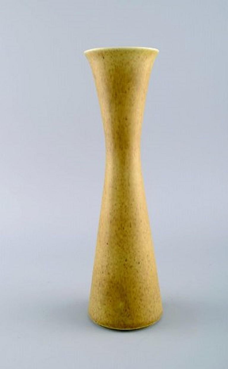 Gunnar Nylund for Rörstrand. Large Granola vase in glazed ceramics. Beautiful glaze in yellow shades, 1960s.
Stamped.
Measures: 26.5 x 8 cm.
In excellent condition. 1st factory quality.