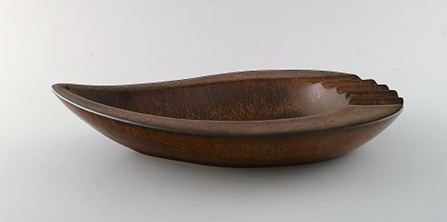 Gunnar Nylund für Rörstrand. Große tropfenförmige Keramikschale in Brauntönen aus den 1960er Jahren.
In sehr gutem Zustand.
Maße: 34 x 20 x 6 cm.
Gestempelt.
1. Fabrikqualität.