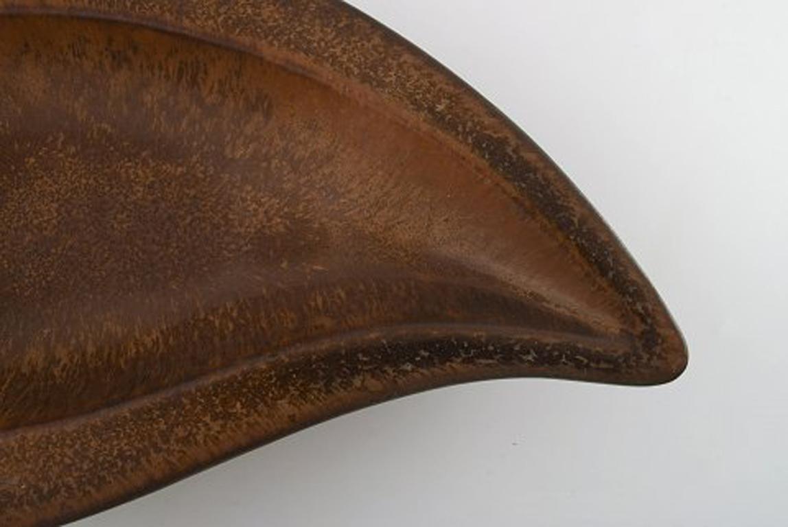 Große tropfenförmige Keramikschale in braunen Schirmen von Gunnar Nylund für Rörstrand (Schwedisch) im Angebot