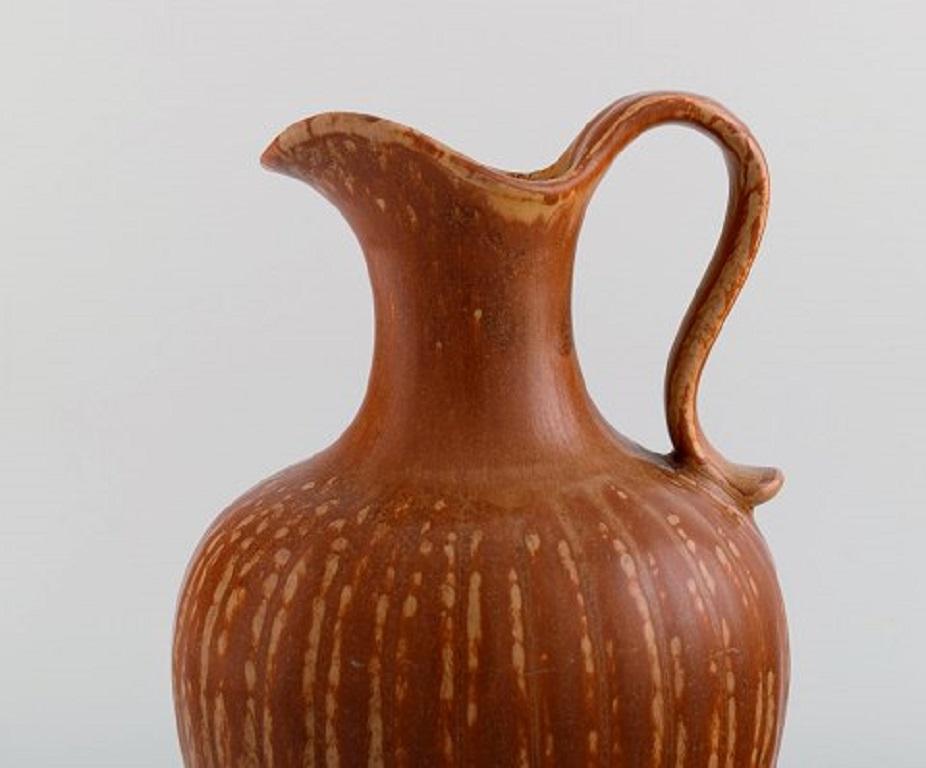 Gunnar Nylund for Rörstrand. Large vase with handle in glazed stoneware. Beautiful glaze in light brown shades, 1960s.
Stamped.
Measures: 28.5 x 17 cm.
In excellent condition. 1st factory quality.