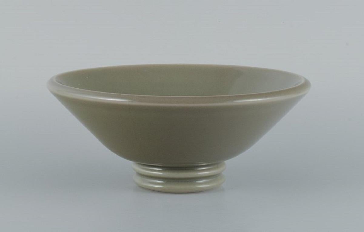 Gunnar Nylund for Rörstrand (Lidköping). Ceramic bowl with grey-green glaze.
1930s/1940s.
Marked.
In excellent condition.
Measurements: d 24.5 x h 10.5 cm.
 