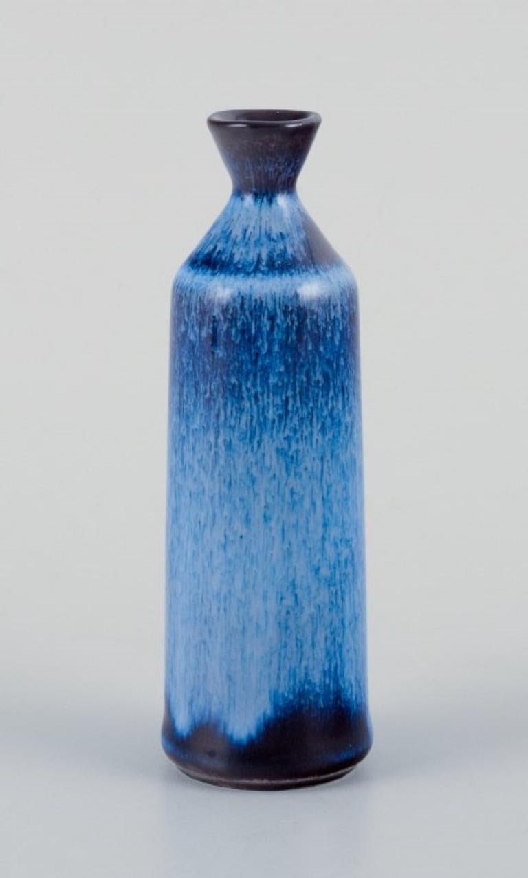 Gunnar Nylund for Rörstrand.
Miniature ceramic vase with blue glaze.
Mid-20th century.
Marked.
In excellent condition. 1st factory quality.
Dimensions: H 10.2 cm. x D 3.2 cm.