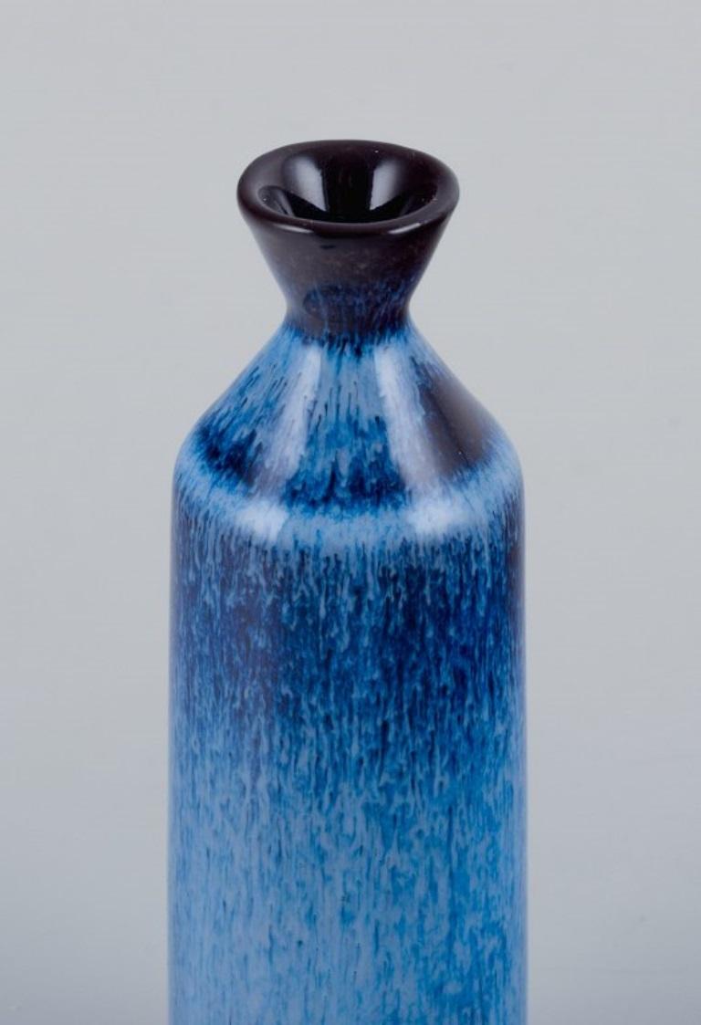 Scandinave moderne Gunnar Nylund pour Rörstrand. Vase miniature en céramique à glaçure bleue. en vente