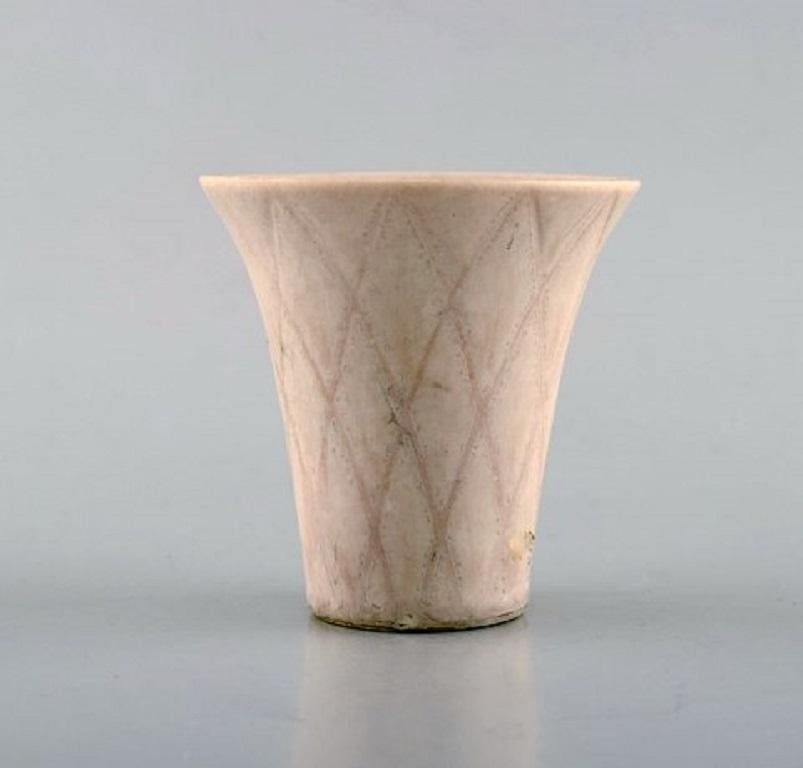 Gunnar Nylund for Rörstrand. Miniature vase in glazed ceramics. Beautiful eggshell glaze, 1950s.
In very good condition.
Stamped.
Measures: 7.5 x 7.5 cm.
1st factory quality.
            