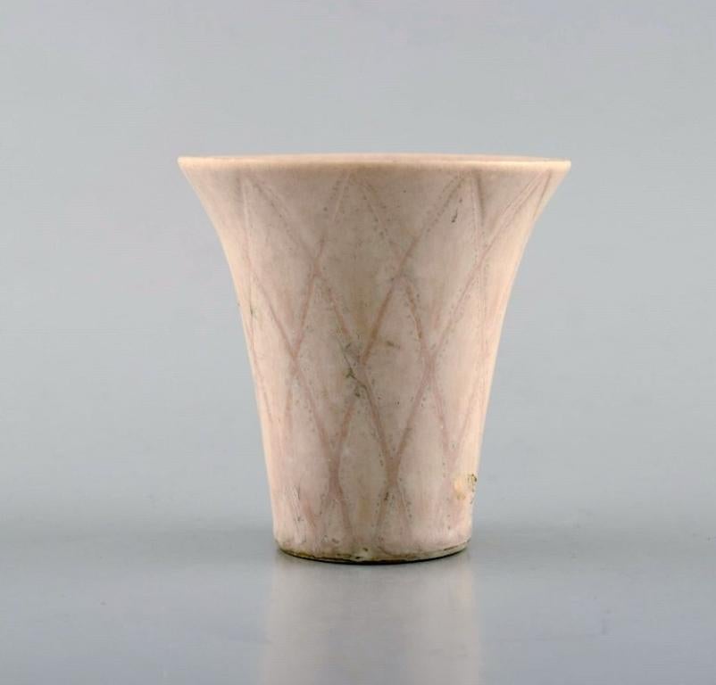 Gunnar Nylund for Rörstrand. 
Miniature vase in glazed ceramics. 
Beautiful eggshell glaze. 1950's.
In very good condition.
Stamped.
Measures: 7.5 x 7.5 cm.
1st factory quality.