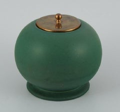 Gunnar Nylund pour Rörstrand. Modèle ""Plano"". Pot en céramique avec un couvercle en laiton.