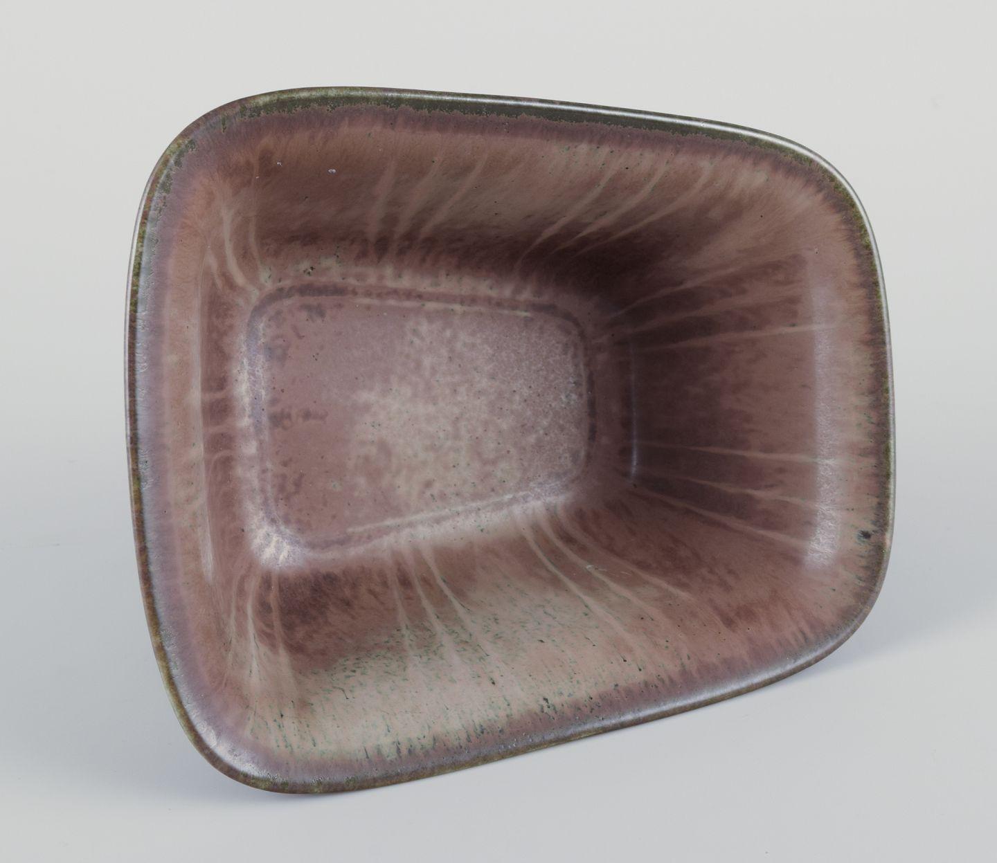 Scandinave moderne Gunnar Nylund pour Rörstrand. Bol rectangulaire en céramique dans les tons Brown & Greene en vente