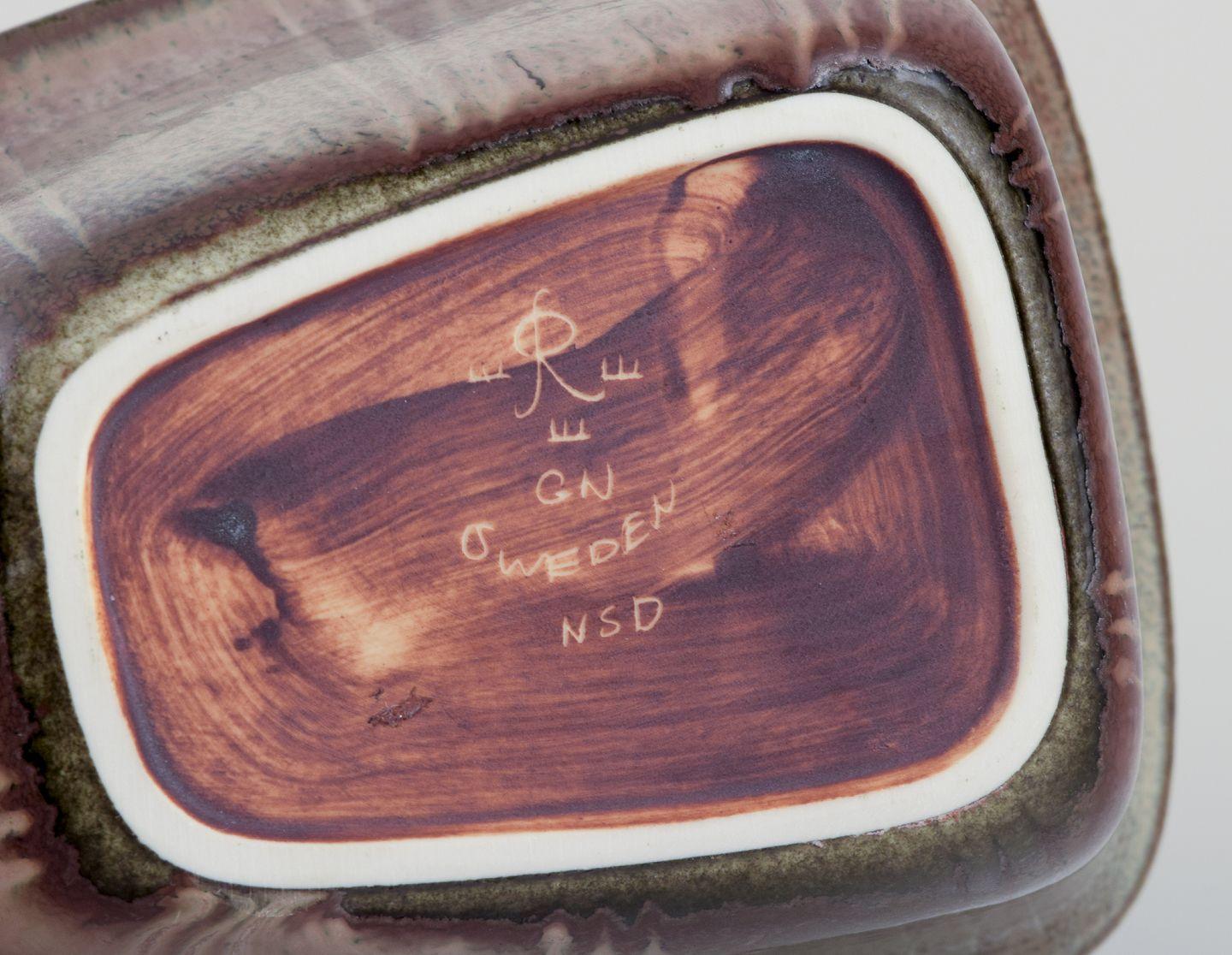 20ième siècle Gunnar Nylund pour Rörstrand. Bol rectangulaire en céramique dans les tons Brown & Greene en vente