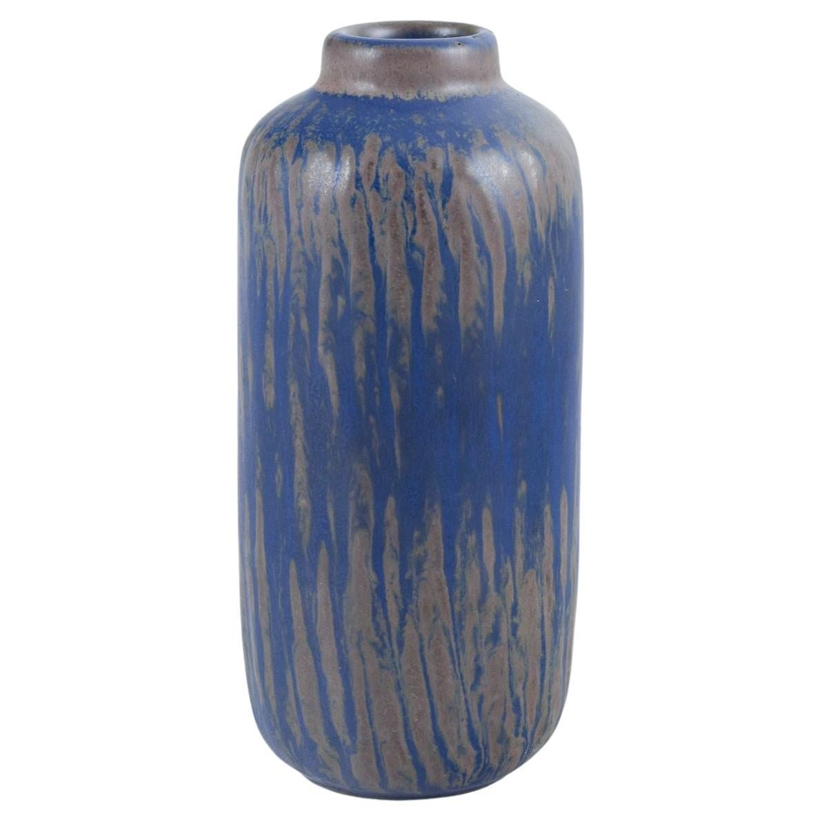 Gunnar Nylund pour Rörstrand. Vase "Rubus" en céramique à glaçure bleue et grise.