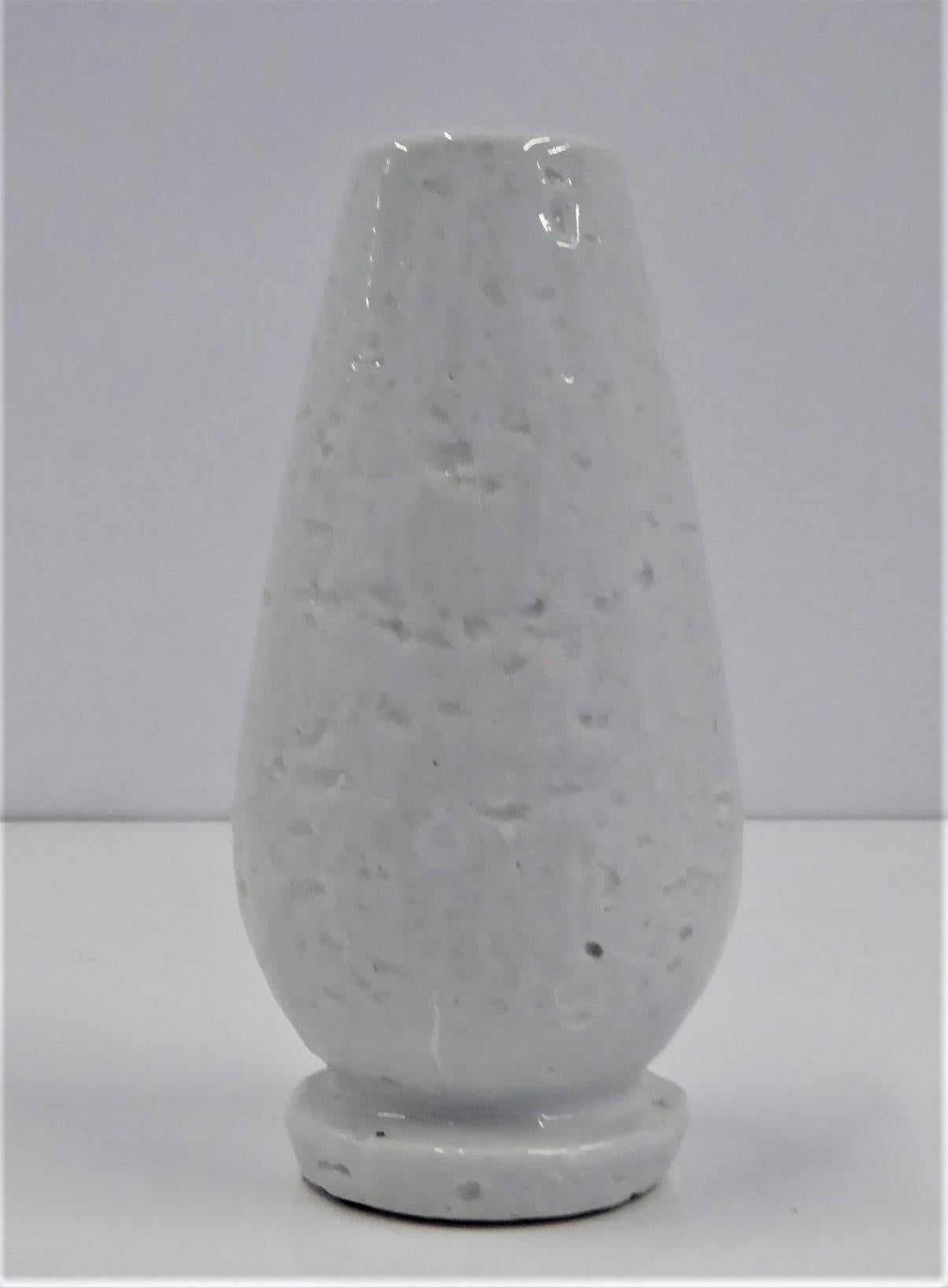 Gunnar Nylund for Rörstrand Scandinavian Modern White Chamotte Vase, Sweden 1940 In Good Condition For Sale In Miami, FL