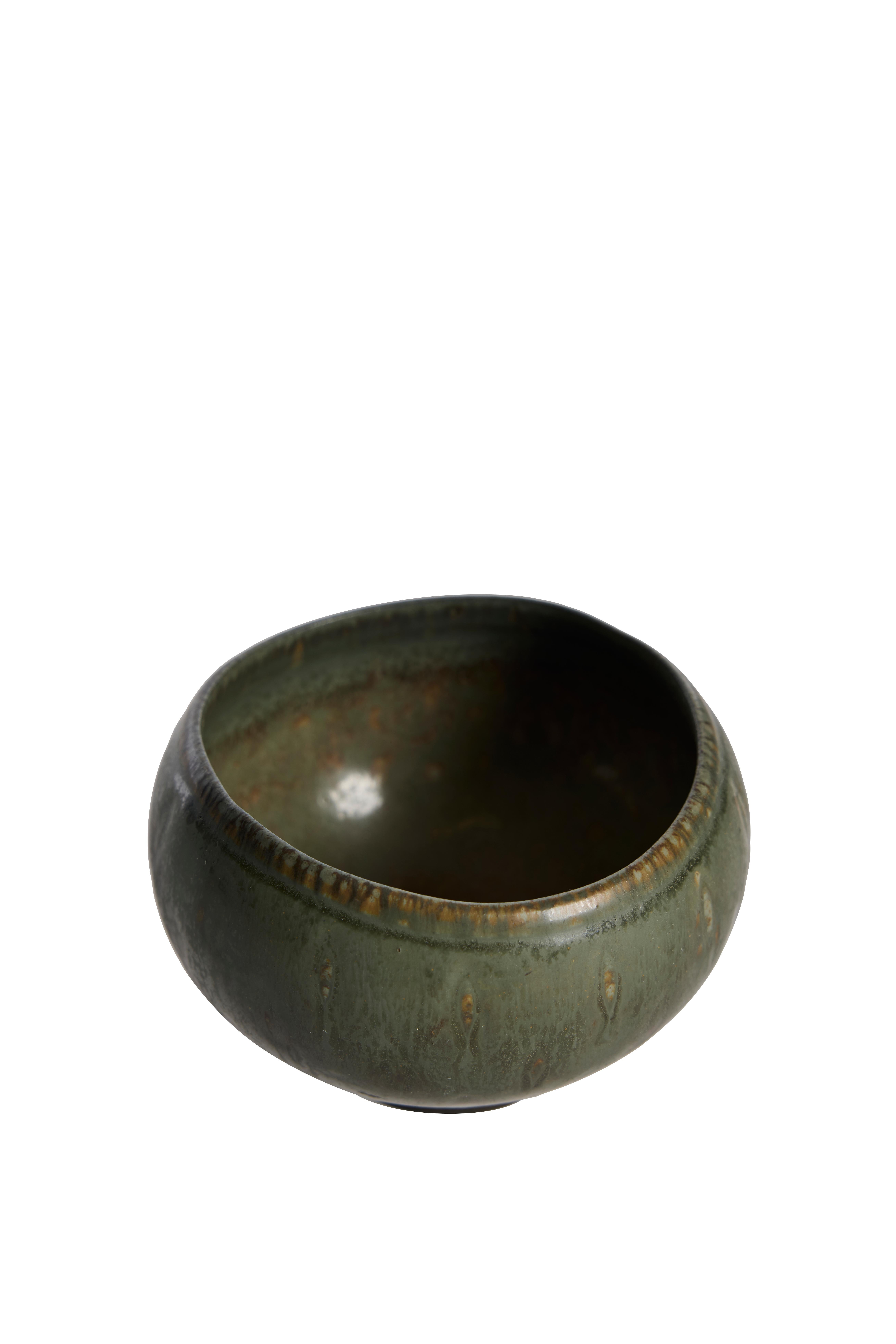 Remarquable bol en grès moderne du milieu du siècle, réalisé dans les années 1950 par le célèbre céramiste suédois Gunnar Nylund pour Rörstrand. Ce bol tourné à la main présente la glaçure en fourrure de lièvre caractéristique de Nylund, dans des