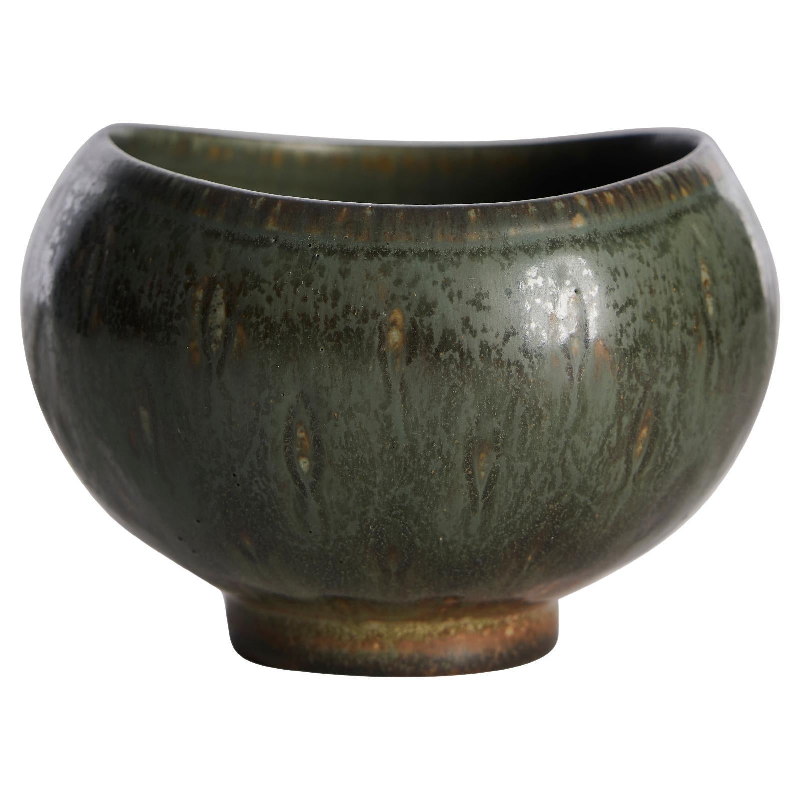 Gunnar Nylund pour Rörstrand, bol sculptural en grès vert, Suède, années 1950