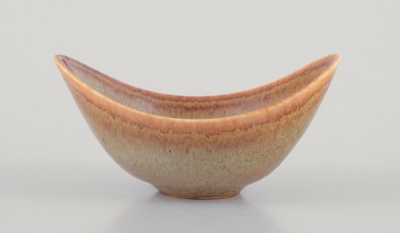 Gunnar Nylund (1904-1997) for Rörstrand.
Small ceramic bowl.
Glaze in earthy tones.
Mid-20th century.
Marked.
Second factory quality.
Excellent condition, firing flaws from production. See photo.
Dimensions: L 10.0 cm x B 7.5 cm x H 5.3 cm.

Gunnar