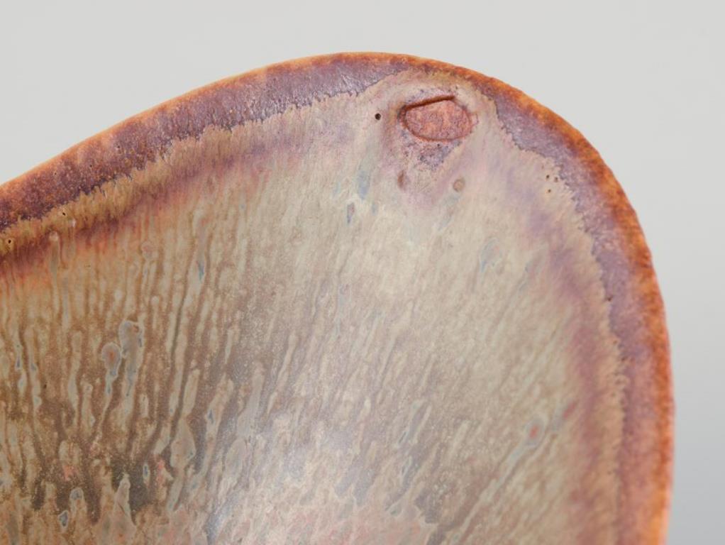 Gunnar Nylund for Rörstrand. Small ceramic bowl. Glaze in earthy tones In Excellent Condition For Sale In Copenhagen, DK