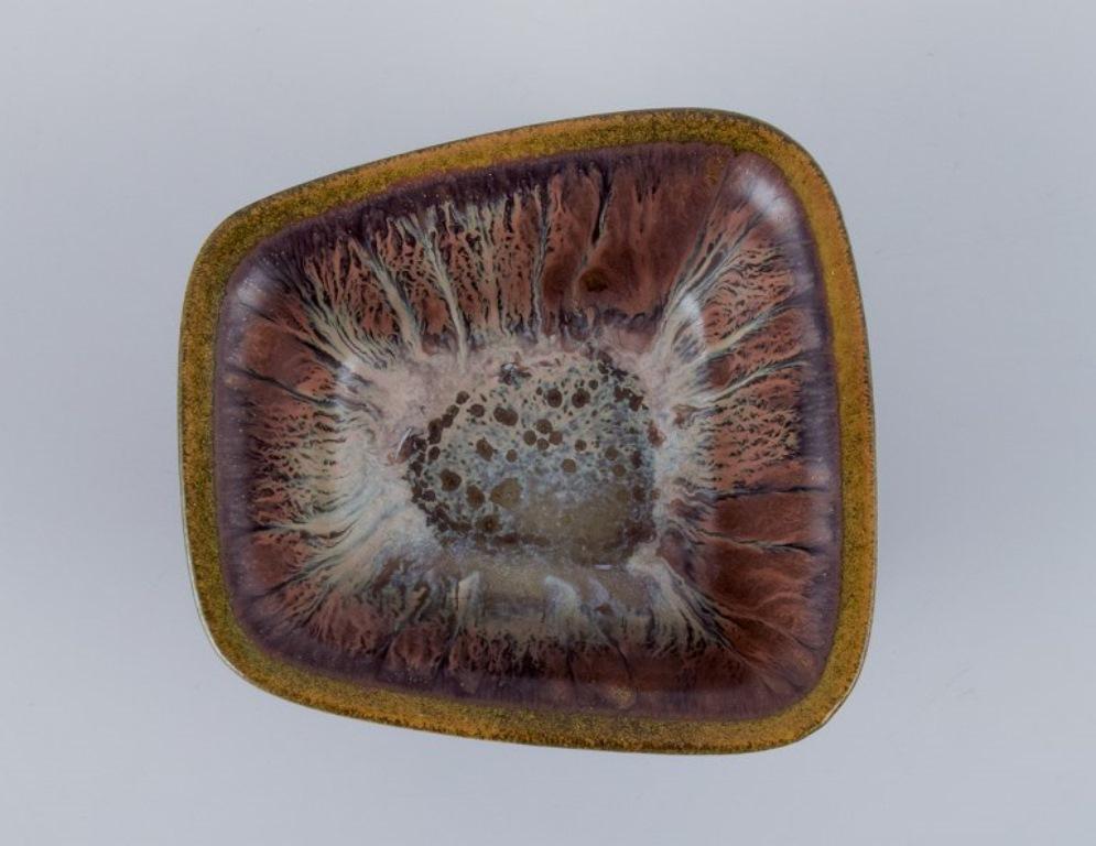 Svedese Gunnar Nylund per Rörstrand. Piccola ciotola in ceramica con smalto nei toni del verde-marrone in vendita