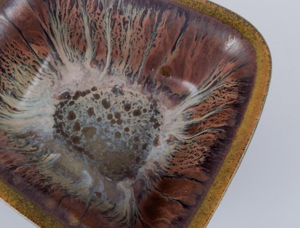 Smaltato Gunnar Nylund per Rörstrand. Piccola ciotola in ceramica con smalto nei toni del verde-marrone in vendita