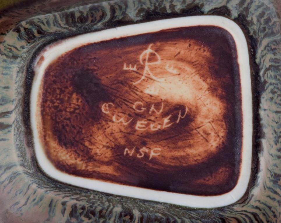 Gunnar Nylund per Rörstrand. Piccola ciotola in ceramica con smalto nei toni del verde-marrone In condizioni ottime in vendita a Copenhagen, DK