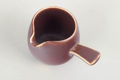 Gunnar Nylund per Rörstrand. Piccola lattiera in ceramica con smalto marrone-rossastro.