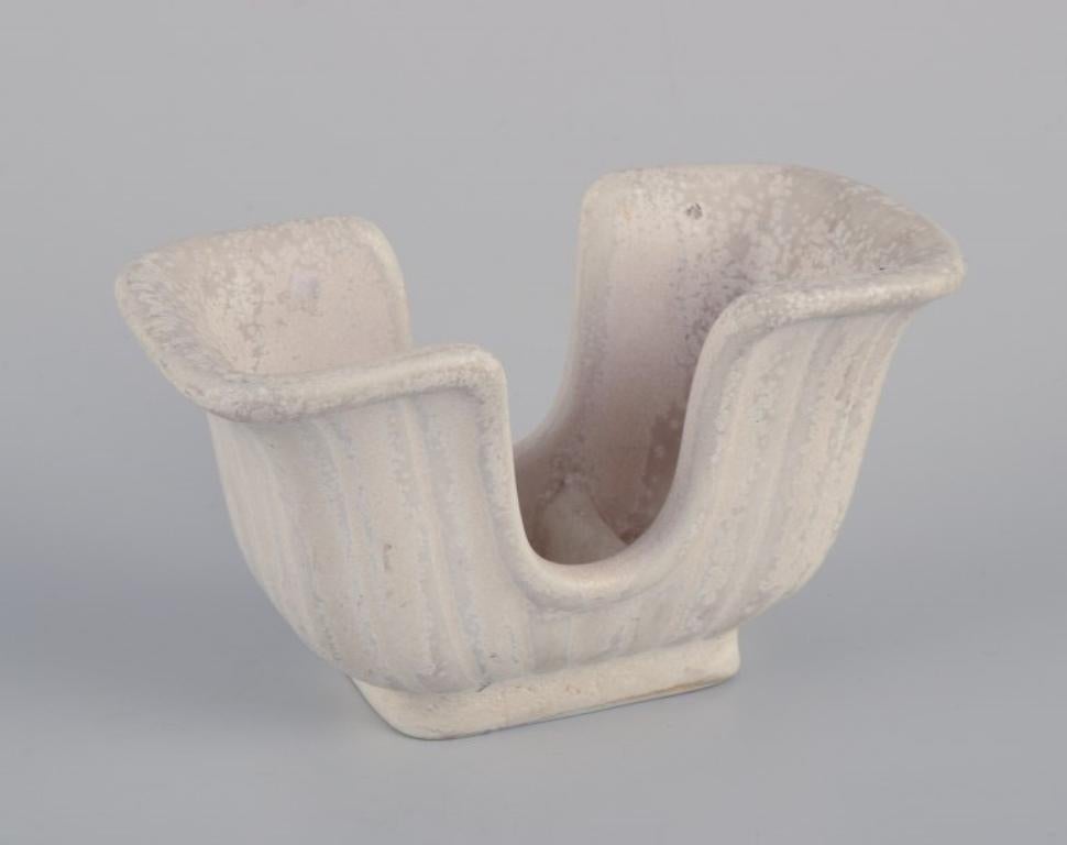 Gunnar Nylund per Rörstrand. Piccolo vaso di ceramica.
Smalto cristallino in tonalità chiare.
Metà del XX secolo.
Contrassegnato.
Condizioni perfette.
Seconda qualità di fabbrica.
Dimensioni: L 10,7 cm x L 5,0 cm x H 6,0 cm.

Gunnar Nylund è