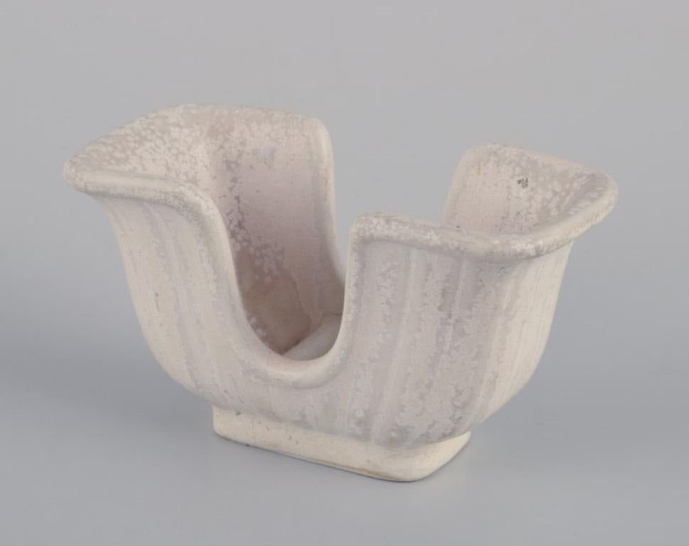Scandinavo moderno Gunnar Nylund per Rörstrand. Piccolo vaso di ceramica. Smalto cristallino in tonalità chiare. in vendita