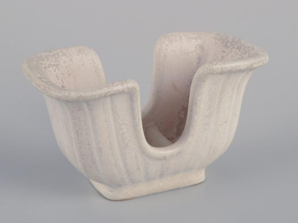Smaltato Gunnar Nylund per Rörstrand. Piccolo vaso di ceramica. Smalto cristallino in tonalità chiare. in vendita