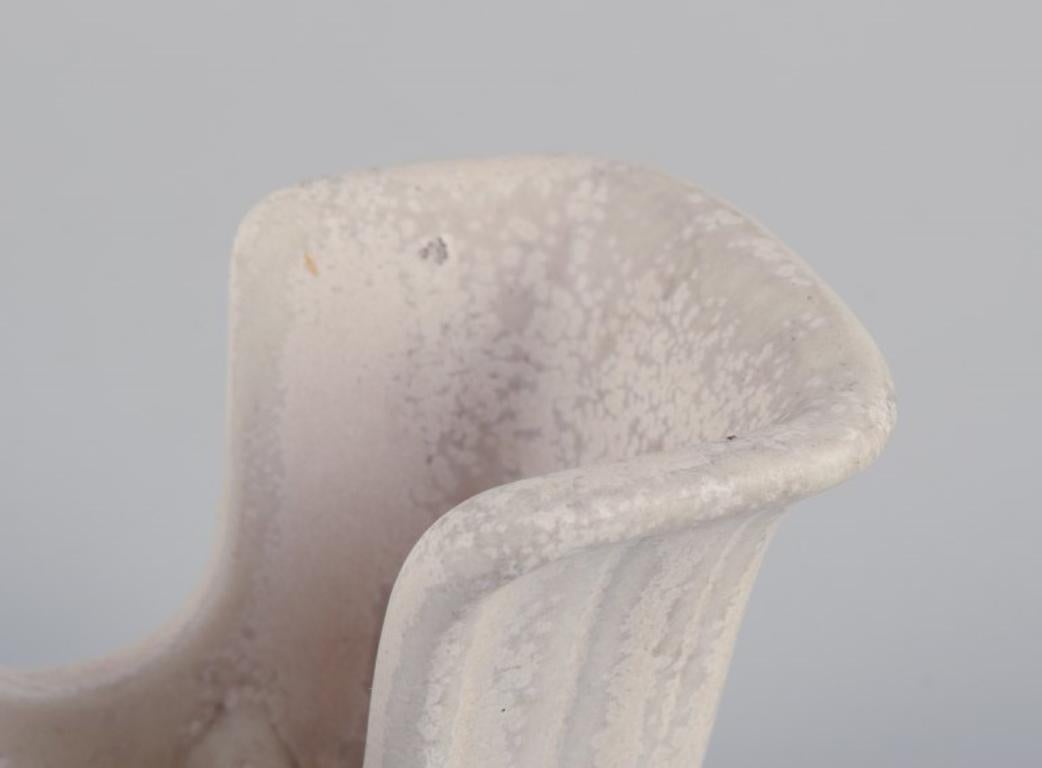 Gunnar Nylund per Rörstrand. Piccolo vaso di ceramica. Smalto cristallino in tonalità chiare. In condizioni ottime in vendita a Copenhagen, DK