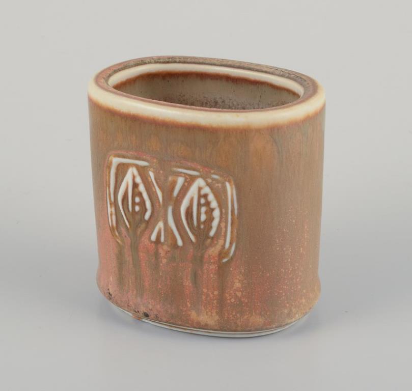 Gunnar Nylund (1904-1997) für Rörstrand.
Kleine Keramikvase mit Glasur in erdfarbenen Tönen.
Mitte des 20. Jahrhunderts.
Markiert.
Erste Fabrikqualität.
In perfektem Zustand.
Abmessungen: L 6,8 cm x B 4,9 cm x H 6,9 cm.

Gunnar Nylund ist eine