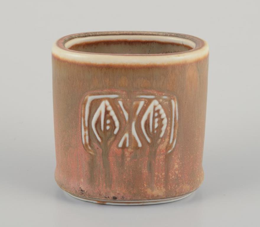 Gunnar Nylund für Rörstrand. Kleine Keramikvase mit Glasur in erdfarbenen Tönen. (Skandinavische Moderne) im Angebot