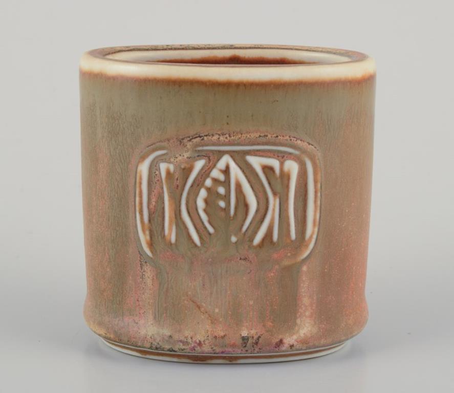 Gunnar Nylund für Rörstrand. Kleine Keramikvase mit Glasur in erdfarbenen Tönen. (Glasiert) im Angebot