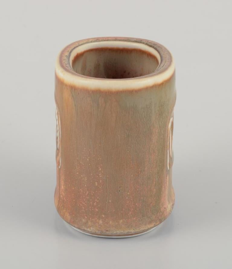 Gunnar Nylund für Rörstrand. Kleine Keramikvase mit Glasur in erdfarbenen Tönen. im Zustand „Hervorragend“ im Angebot in København, Copenhagen