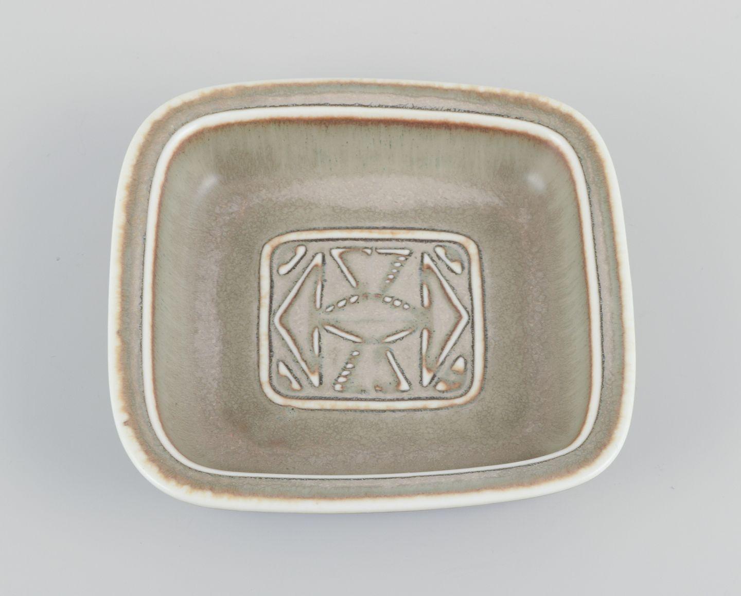 Svedese Gunnar Nylund per Rörstrand. Piatto quadrato in ceramica, metà del XX secolo. in vendita